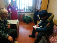 Сотрудники МЧС России провели противопожарный инструктаж с пожилыми людьми